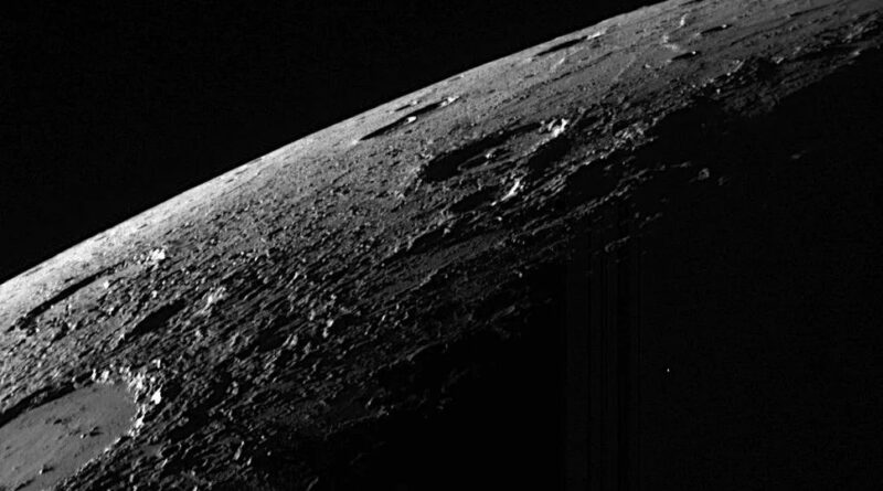een zwart-wit weergave van een deel van een planeet bedekt met kraters.
