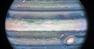 Deze Webb-opname van Jupiter toont verbluffende details van de majestueuze planeet in infrarood licht. In deze afbeelding duidt de helderheid op grote hoogte.