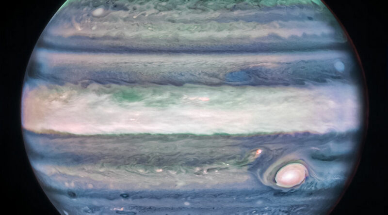 Deze Webb-opname van Jupiter toont verbluffende details van de majestueuze planeet in infrarood licht. In deze afbeelding duidt de helderheid op grote hoogte.