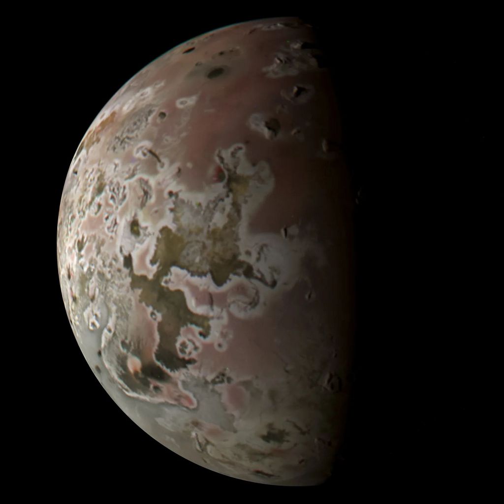 Maan Io in de nieuwste scheervlucht. 