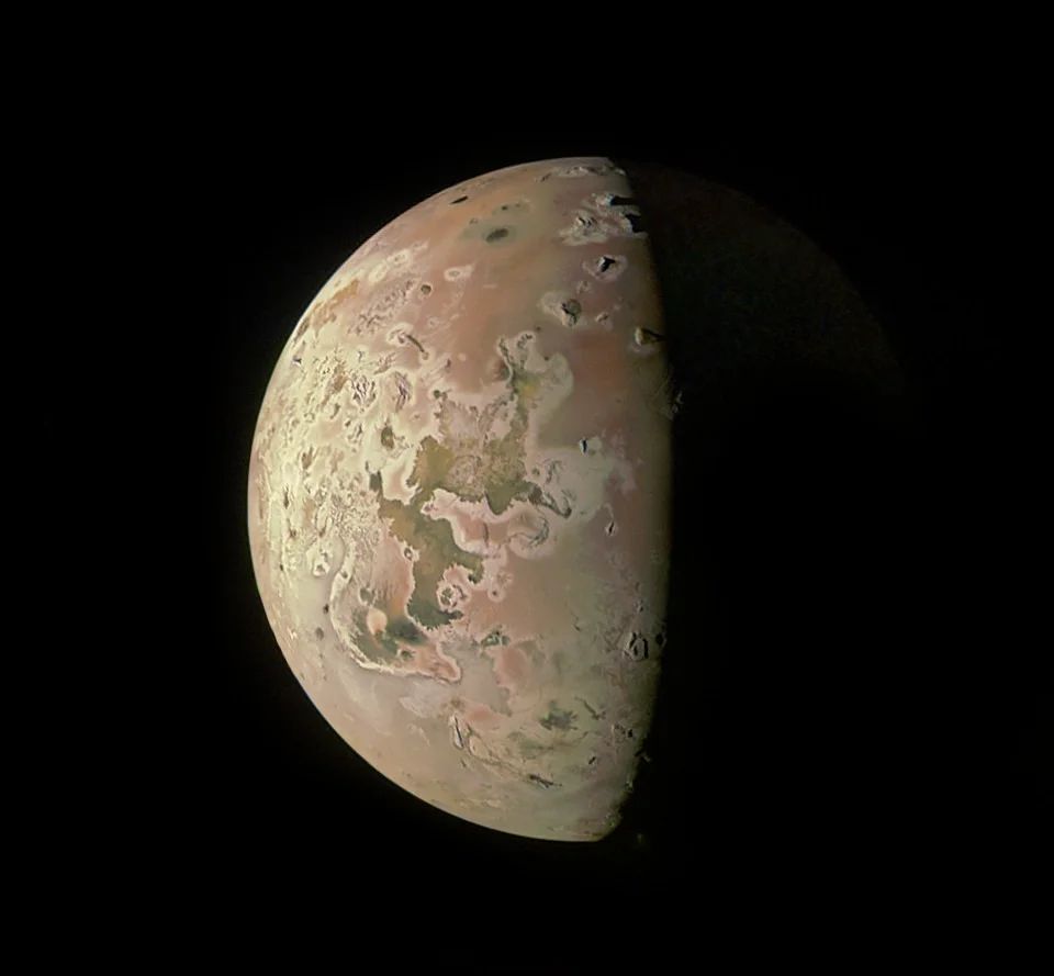 Maan Io in de nieuwste scheervlucht. 
