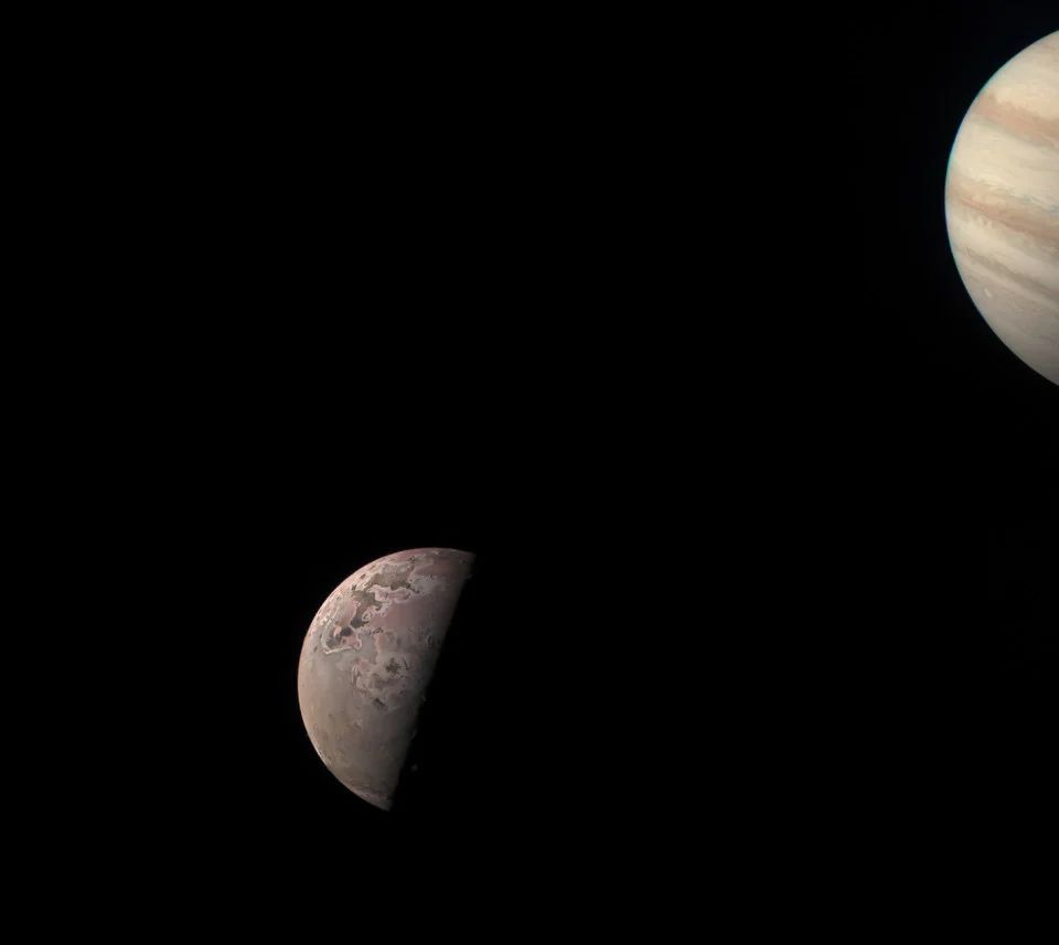 Jupiter's Maan Io in de nieuwste scheervlucht. 