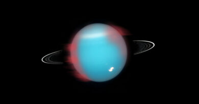 Een artistieke weergave van hoe de noordelijke infrarode aurora van Uranus (rood gemarkeerd) er in 2006 uit zou hebben gezien.