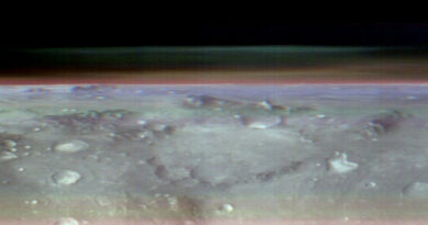 Dit beeld van de horizon van Mars werd vastgelegd door de THEMIS-camera op NASA's Mars Odyssey-orbiter.