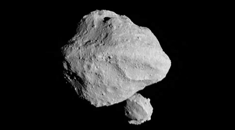 zwart-witfoto van een grote asteroïde en een kleine asteroïde, tegen de duisternis van de ruimte.