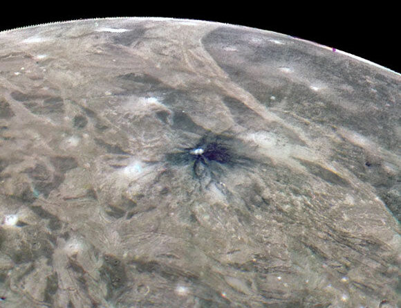 Deze afbeelding van Ganymedes werd vastgelegd door NASA’s Juno-missie tijdens een korte scheervlucht in juni 2021.