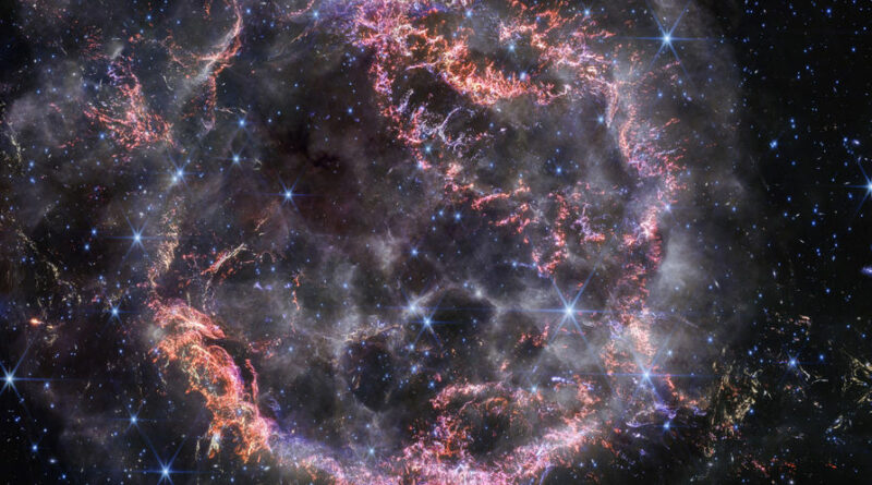 Deze high-definition afbeelding van Webbs NIRCam-instrument onthult ingewikkelde details van het supernova-overblijfsel Cassiopeia A