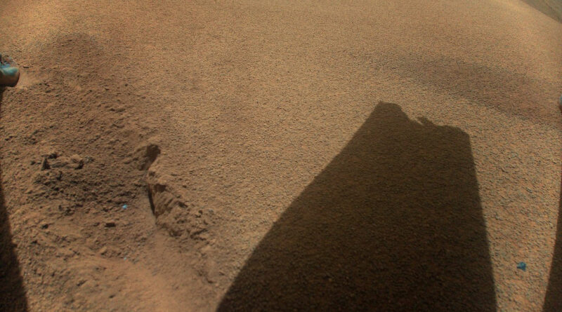 Een schaduw van een kapotte helikopterrotor op Mars