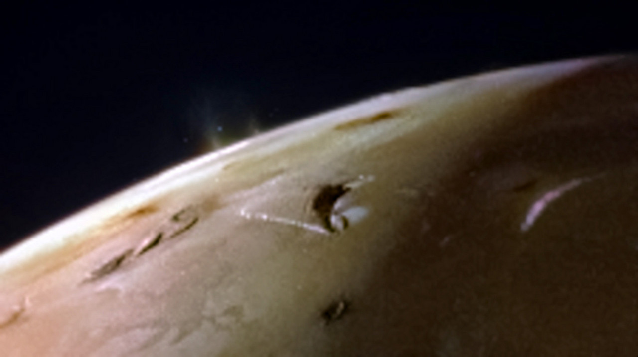 Pluimen op Io, vastgelegd op 3 februari 2024 door de JunoCam
