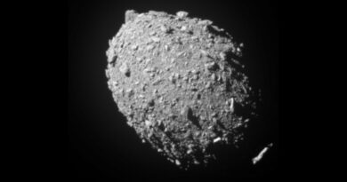 et asteroïdemaantje Dimorphos zoals gezien door NASA's DART-ruimtesonde 11 seconden vóór de inslag.