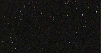 Wolf 359 is de oranje ster in het midden.