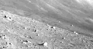 het grijze, stoffige oppervlak van de maan zoals gezien door een maanlander