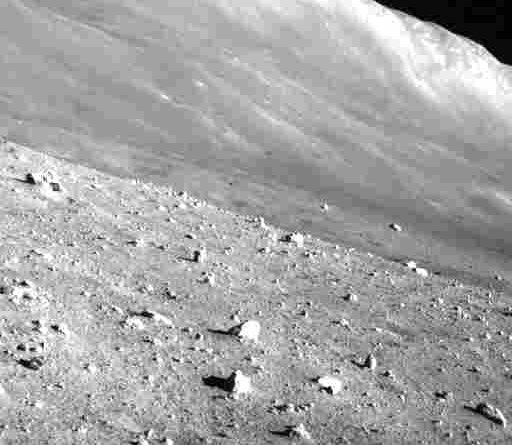 het grijze, stoffige oppervlak van de maan zoals gezien door een maanlander