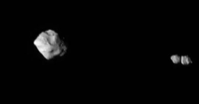 Asteroïde Dinky aan de linkerkant en zijn kleine maan Selam aan de rechterkant.