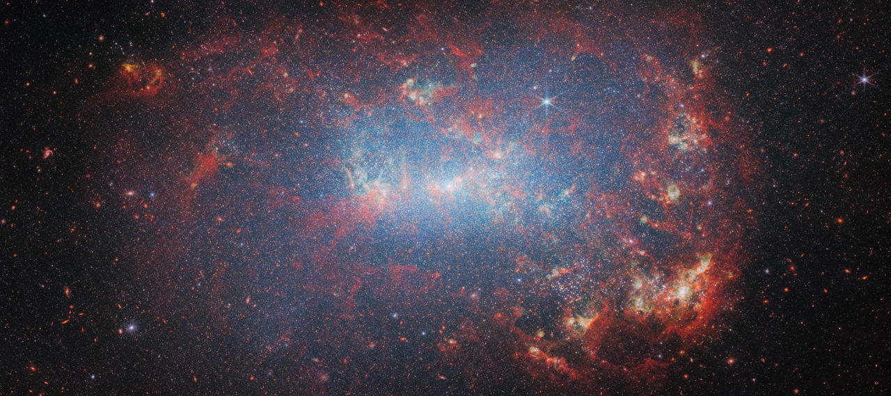 Deze Webb/NIRCam-opname toont het onregelmatige sterrenstelsel NGC 4449. Credit