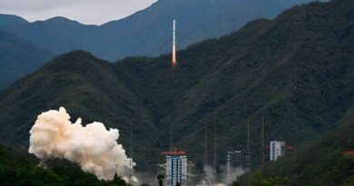 Een Lange Mars2-C-raket met een satelliet aan boord die gezamenlijk door China en Frankrijk is ontwikkeld om gammaflitsen te meten