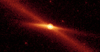 Deze afbeelding, gemaakt door NASA's Spitzer Space Telescope, toont de komeet 2P/Encke die over zijn kiezelsteenachtige spoor van puin rijdt.
