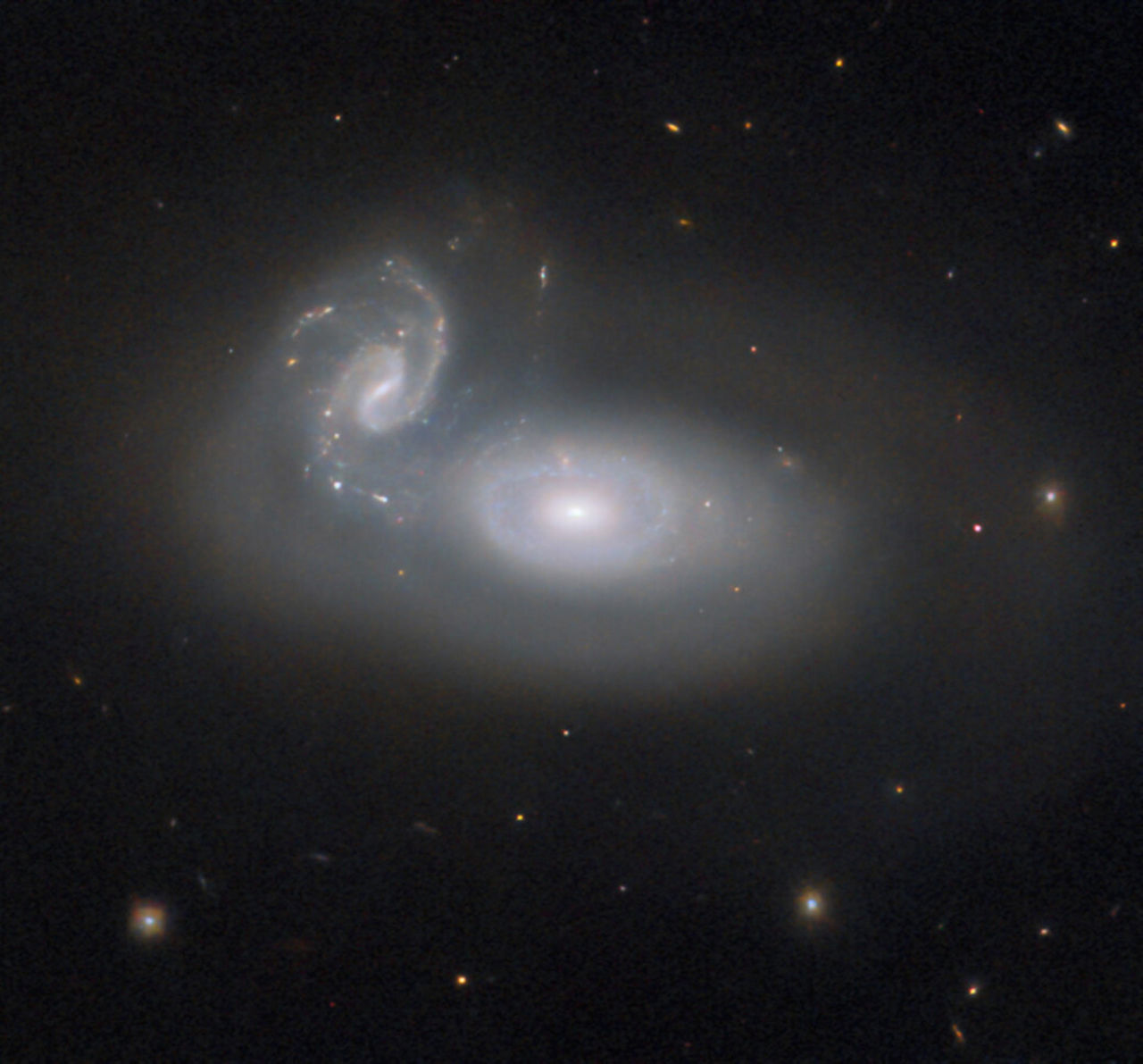 Deze Hubble-afbeelding toont IC 3595, een paar interacterende sterrenstelsels