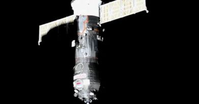 Het Russische vrachtschip Progress 90 nadert de Poisk-module voor een koppeling, met bijna drie ton aan voedsel, brandstof en voorraden voor het internationale ruimtestation