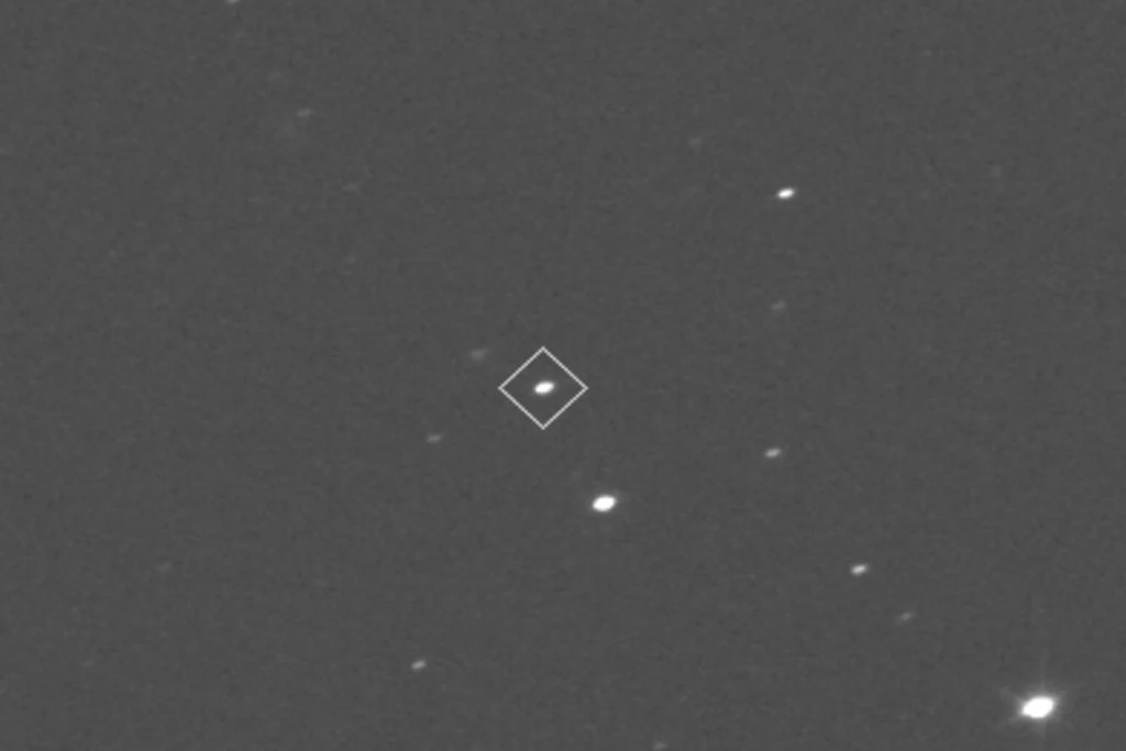 De eerste beelden die Lucy maakte van de asteroïde Donaldjohanson. De asteroïde is in de rechterafbeelding omlijnd met een vierkant.