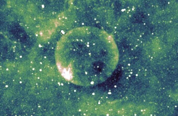 Het galactische supernovarestant hier afgebeeld met zijn perfecte symmetrie