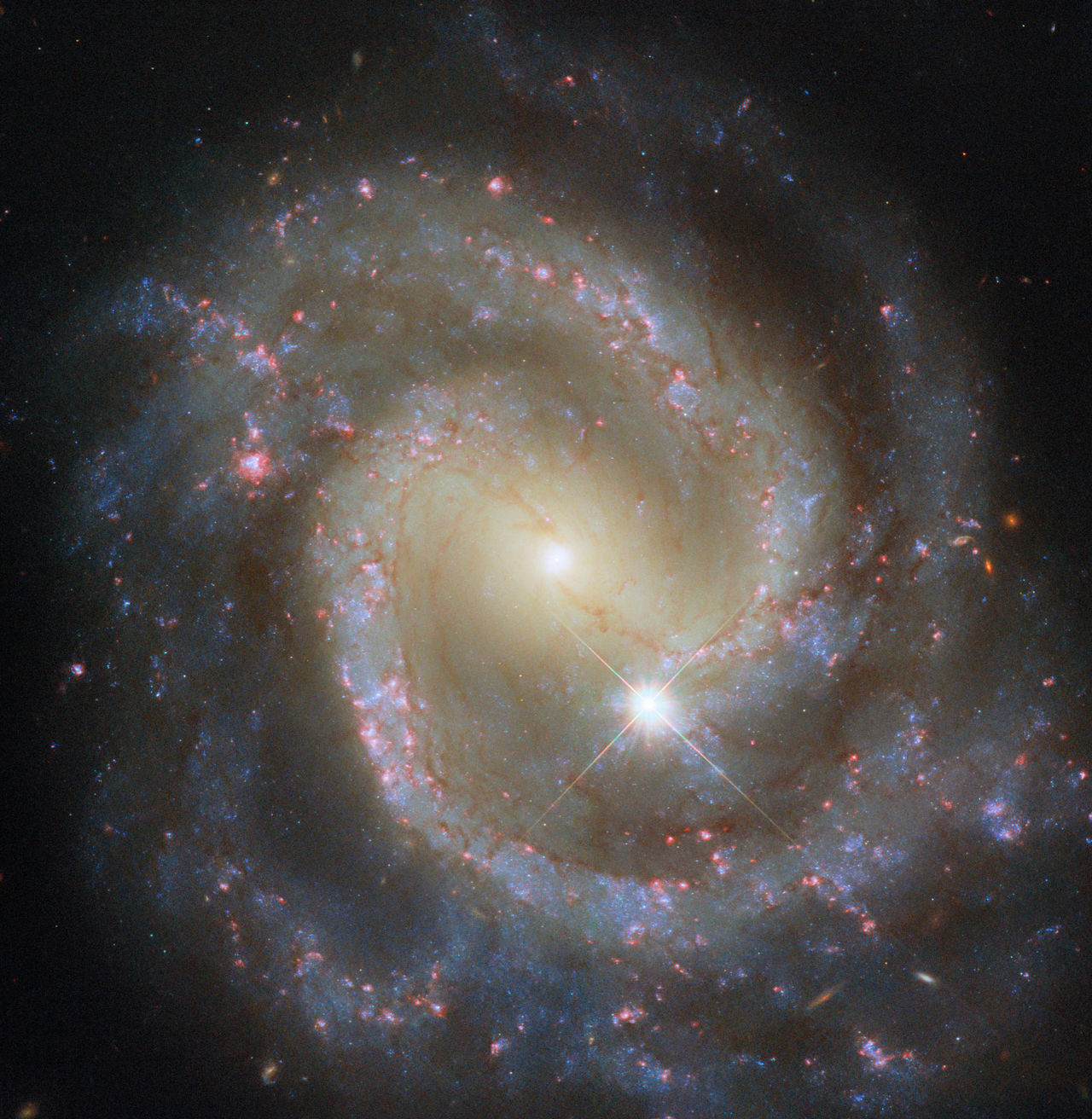 Deze Hubble-opname toont NGC 3507, een balkspiraalstelsel op een afstand van ongeveer 46 miljoen lichtjaar in het sterrenbeeld Leo – Leeuw.