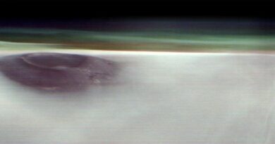Arsia Mons, een oude vulkaan op Mars, werd voor zonsopgang op 2 mei 2025 vastgelegd door NASA's Mars Odyssey-orbiter