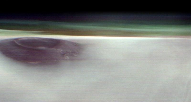 Arsia Mons, een oude vulkaan op Mars, werd voor zonsopgang op 2 mei 2025 vastgelegd door NASA's Mars Odyssey-orbiter
