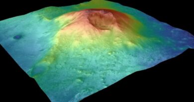 Een afbeelding van Jezero Mons waarop de topkrater en mogelijke lava- en puinstromen in de Jezero-krater te zien zijn.