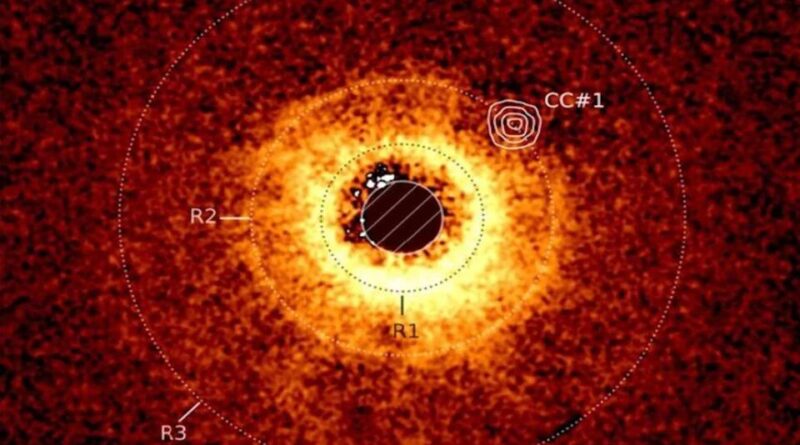 De afbeelding, vastgelegd met het MIRI-instrument van de JWST, werd gesuperponeerd op een afbeelding van de schijf, vastgelegd met het SPHERE-instrument van de Very Large Telescope