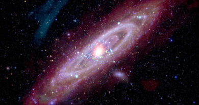 Deze nieuwe samengestelde afbeelding van het Andromedastelsel bevat röntgenstraling van Chandra en XMM-Newton
