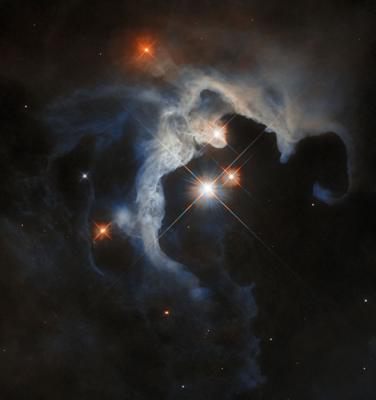 Deze Hubble-opname toont GN 04.32.8, een reflectienevel op zo'n 480 lichtjaar afstand in het sterrenbeeld Stier.