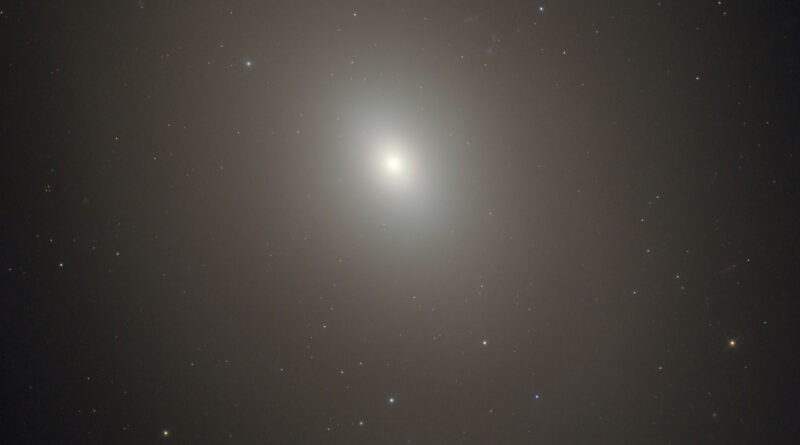 Deze sfeervolle afbeelding toont een sterrenstelsel genaamd Messier 85, vastgelegd in al zijn delicate, wazige glorie door de Hubble-ruimtetelescoop van NASA/ESA.