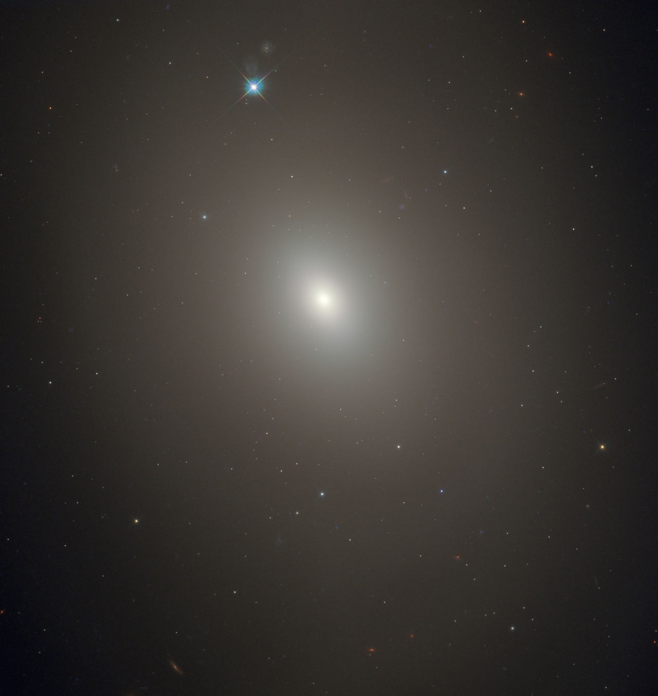 Deze sfeervolle afbeelding toont een sterrenstelsel genaamd Messier 85, vastgelegd in al zijn delicate, wazige glorie door de Hubble-ruimtetelescoop van NASA/ESA.
