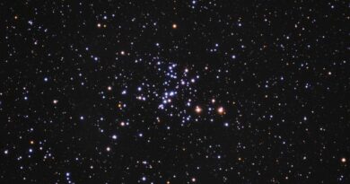 De open sterrenhoop Messier 93 in het sterrenbeeld Puppis - Achtersteven