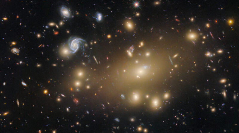 Deze Hubble-opname toont Abell 209, een cluster van sterrenstelsels op ongeveer 2,8 miljard lichtjaar afstand in het sterrenbeeld Walvis.