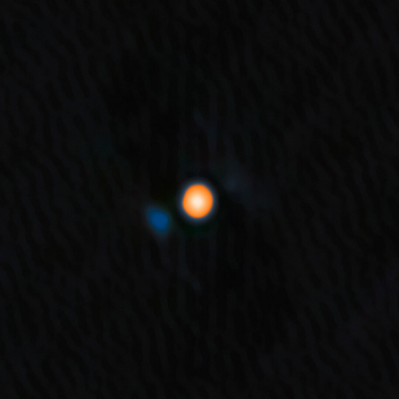Betelgeuze (rechts) en zijn stellaire begeleider (links).