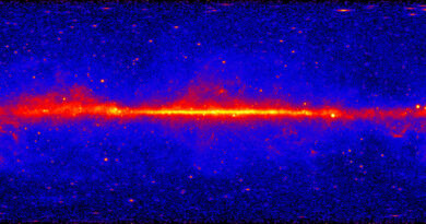 Deze afbeelding toont de volledige hemel met energieën groter dan 1 GeV, gebaseerd op vijf jaar aan gegevens van het LAT-instrument op NASA's Fermi Gamma-ray Space Telescope.