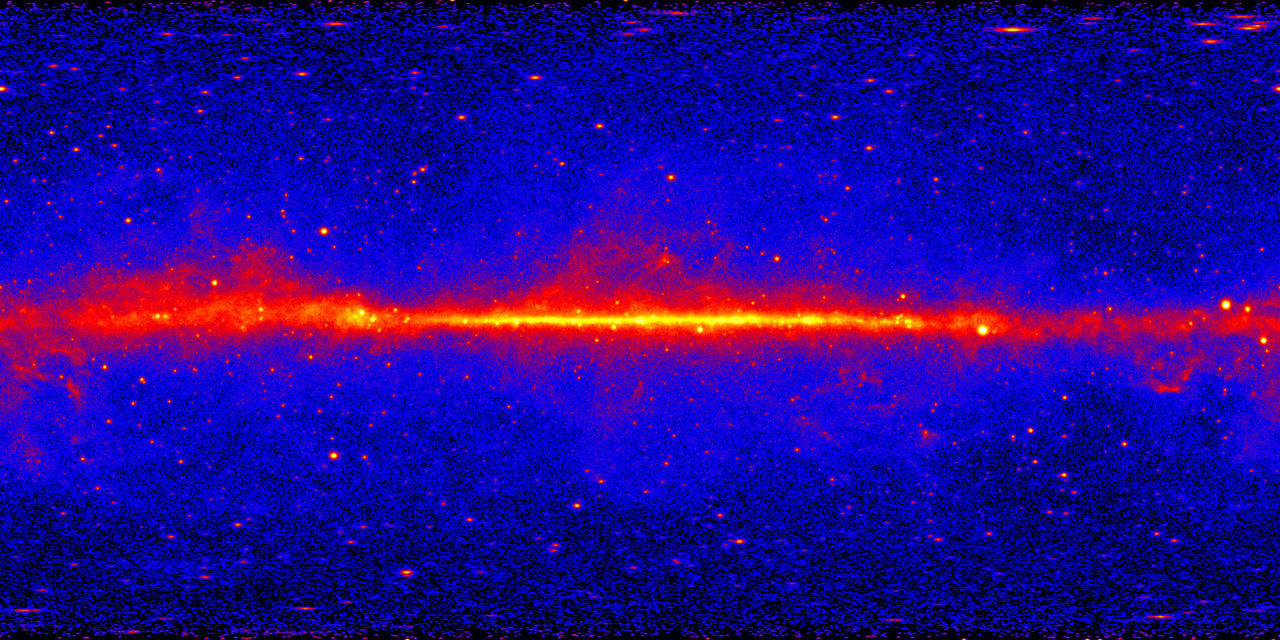Deze afbeelding toont de volledige hemel met energieën groter dan 1 GeV, gebaseerd op vijf jaar aan gegevens van het LAT-instrument op NASA's Fermi Gamma-ray Space Telescope.