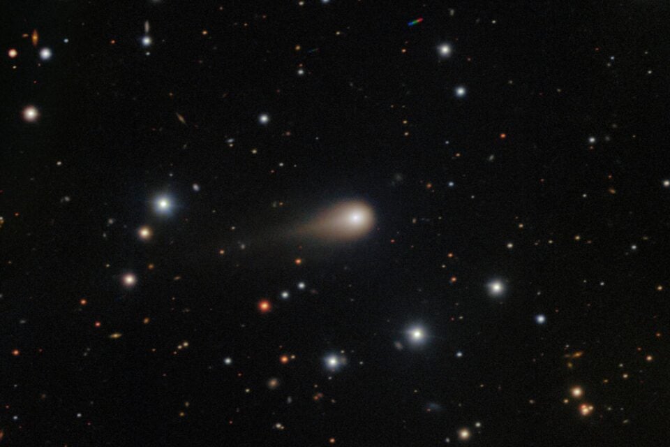 De Gemini South-telescoop in Chili heeft deze gedetailleerde foto gemaakt van de interstellaire komeet 3I/ATLAS, waarop de brede coma en staart te zien zijn.
