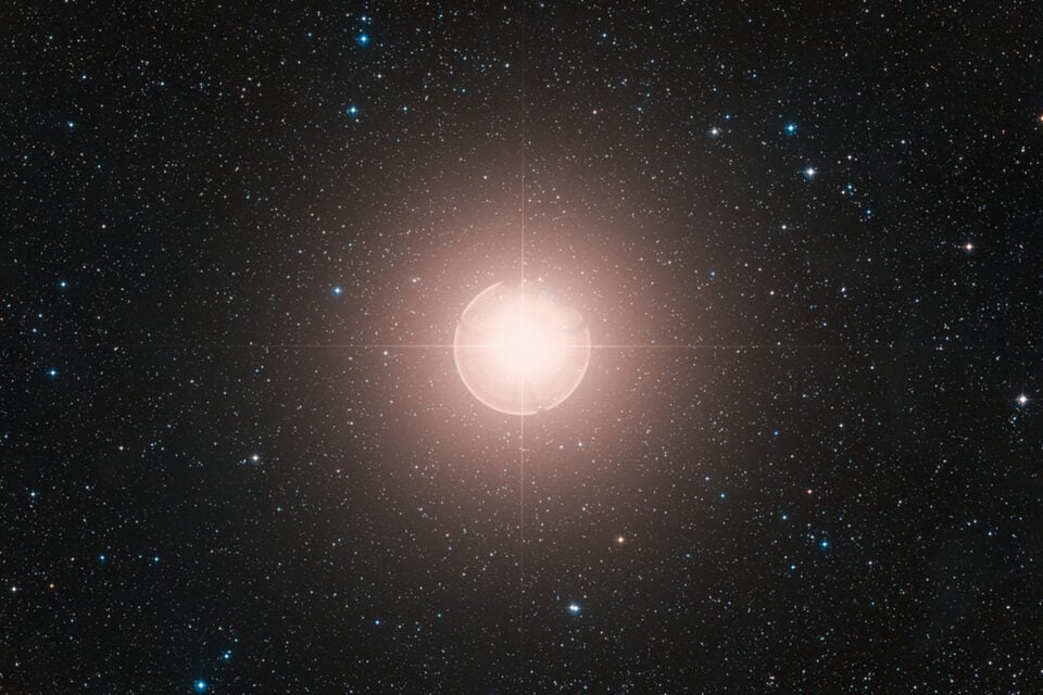 Een kleurencompositie van Betelgeuze