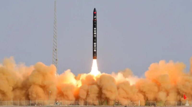 Lancering van de tweede Ceres-1 vastestofraket van Galactic Energy vanaf het Jiuquan-satellietlanceercentrum in de Gobiwoestijn