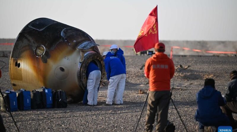 De Shenzhou 20-bemanning landde op 14 november 2025 in de Gobi-woestijn in Binnen-Mongolië.