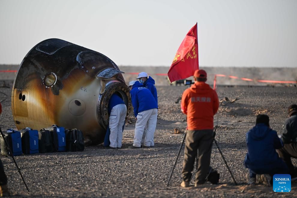 De Shenzhou 20-bemanning landde op 14 november 2025 in de Gobi-woestijn in Binnen-Mongolië.