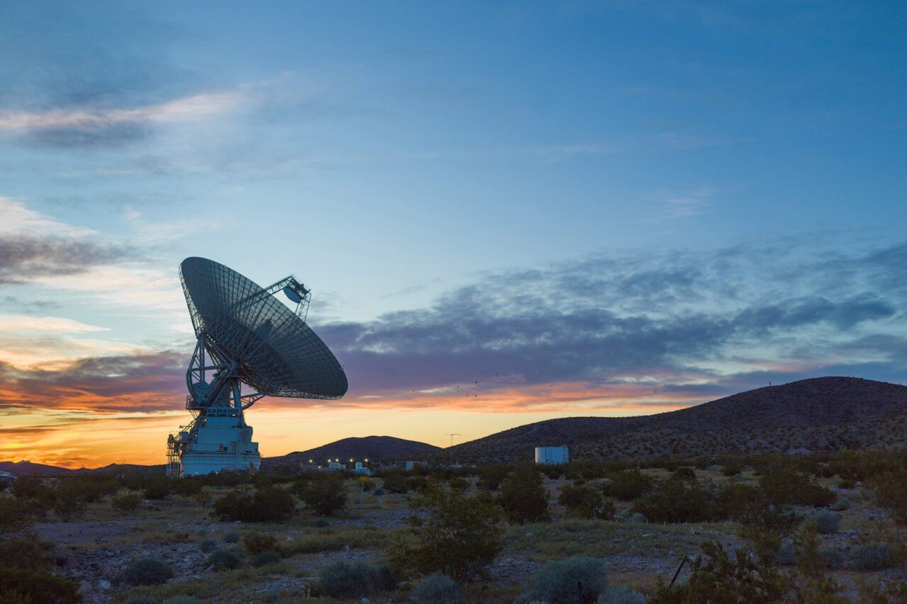 De 70-meter antenne van het Goldstone Deep Space Communications Complex in de buurt van Barstow, Californië.