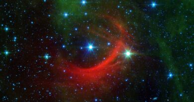 De boeggolf van Kappa Cassiopeiae, vastgelegd in infrarood licht door de Spitzer Space Telescope.
